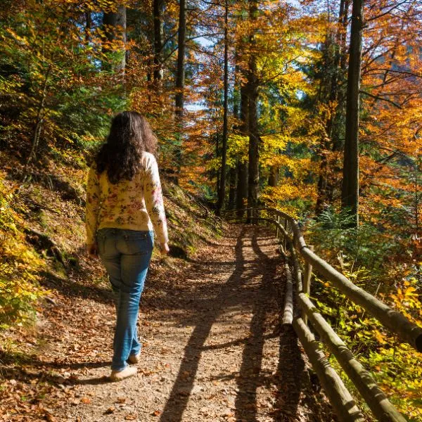 Femme marchant sur un sentier en automne.