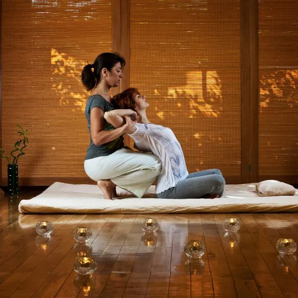 Séance de massage thaï au sol dasn une ambiance apaisante
